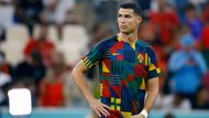 Cristiano Ronaldo vyběhl k rozcvičení v roli náhradníka. A nepůsobil, že by ho to zrovna těšilo.