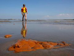 Ropa již znečistila pobřeží pěti států USA