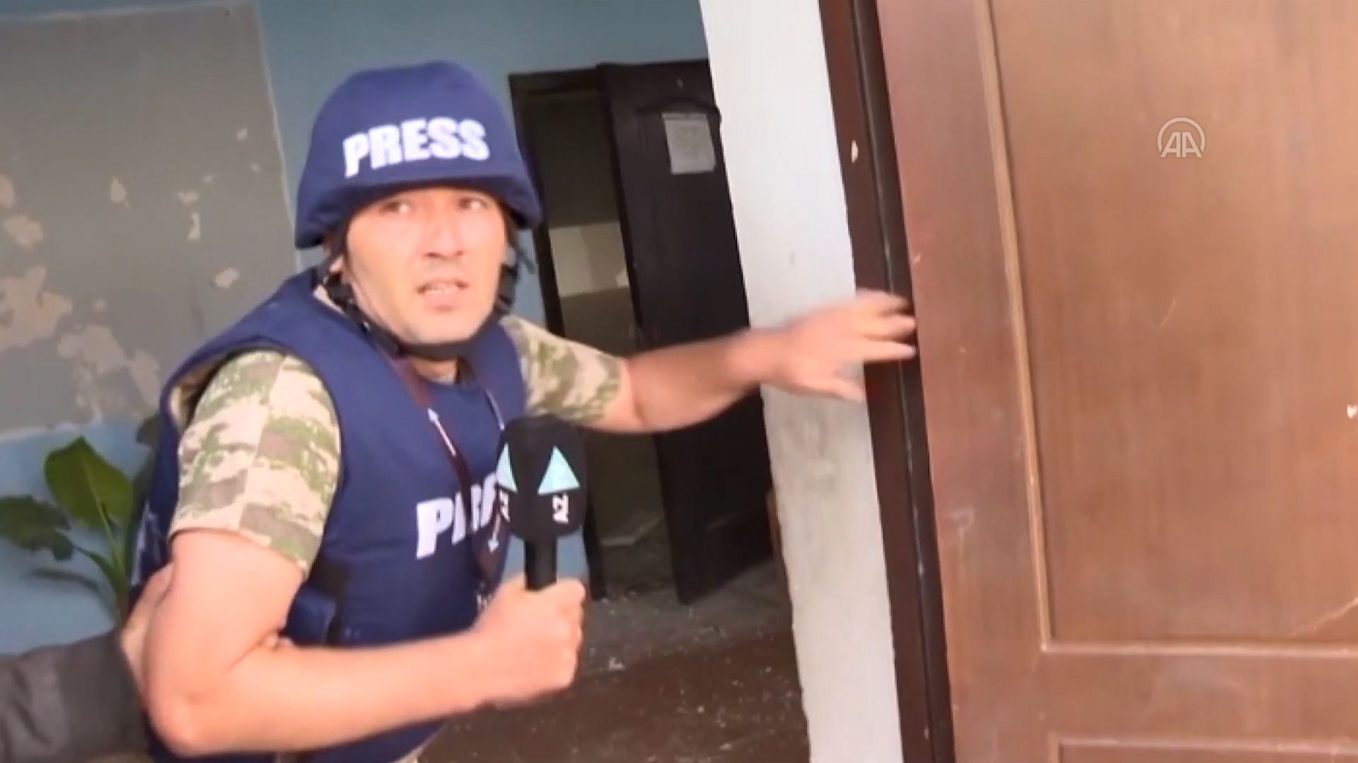 Ázerbájdžánští reportéři natáčeli ve vybombardované škole, když v tom přiletěla další střela.