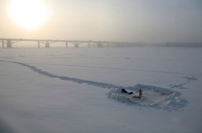 Příprava na skok do ledové vody řeky Ob v největším městě Sibiře - Novosibirsku.