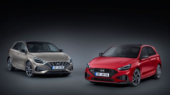 Dvě podoby modernizovaného Hyundai i30, vlevo "obyčejná" verze, vpravo sportovní varianta N Line.