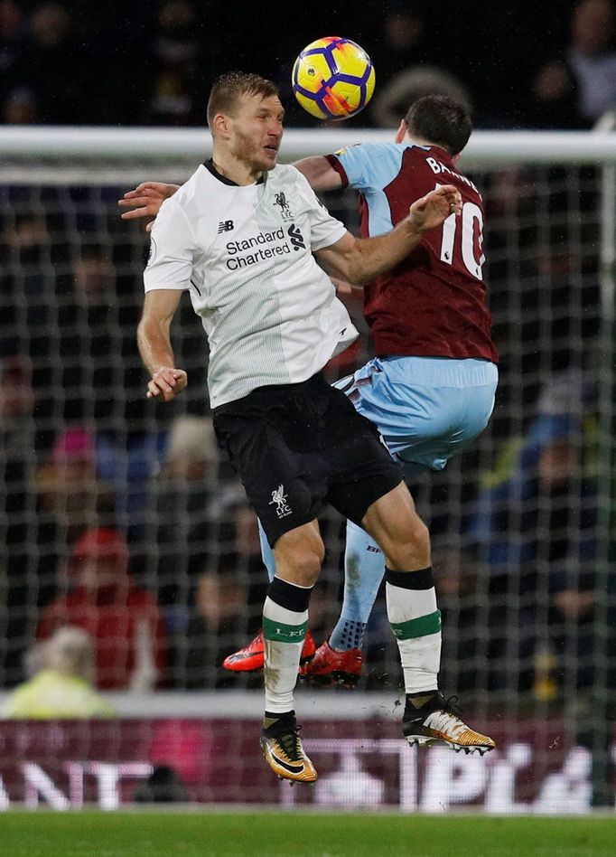 Estonec Ragner Klavan (vlevo) v utkání s Burnley, v němž vstoupil do historie