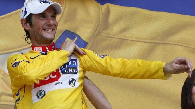 Lucemburčan Frank Schleck se obléká do žlutého trikotu pro vedoucího jezdce Tour de France.