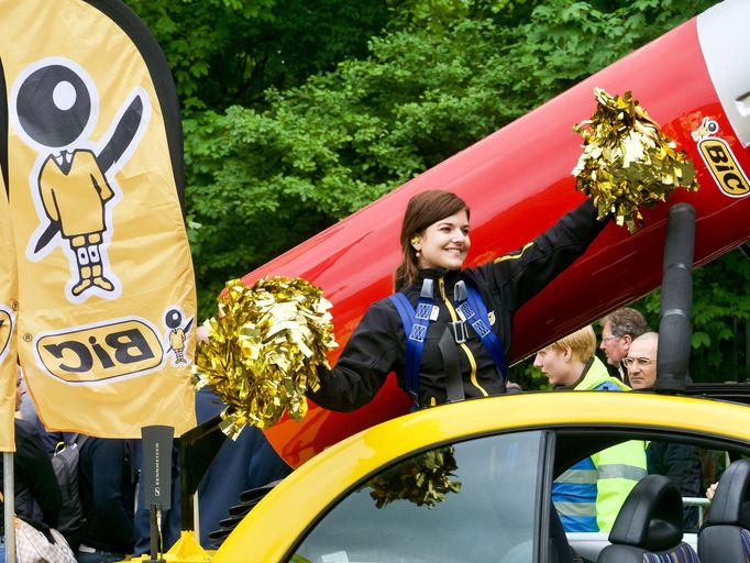 Reklamní karavana Tour de France baví lidi už od roku 1930