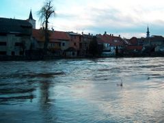 fotky jsou pořízené před chvílí. Jde zde videt protékající řeka Jihlava městěm Třebíč. Voda zase začala stoupat a to tempem 1cm za hodinu, ale uvidíme jak se to bude vyvíjet dále. Radek z Třebíče