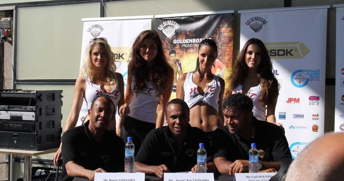 Sugar Ray Leonard, jeho bratr Roger, manažer Carl Holness a sličné hostesky