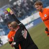 Fotbal, Gambrinus liga, Baník Ostrava - Liberec: rozhodčí Jiří Adam dává žlutou kartu