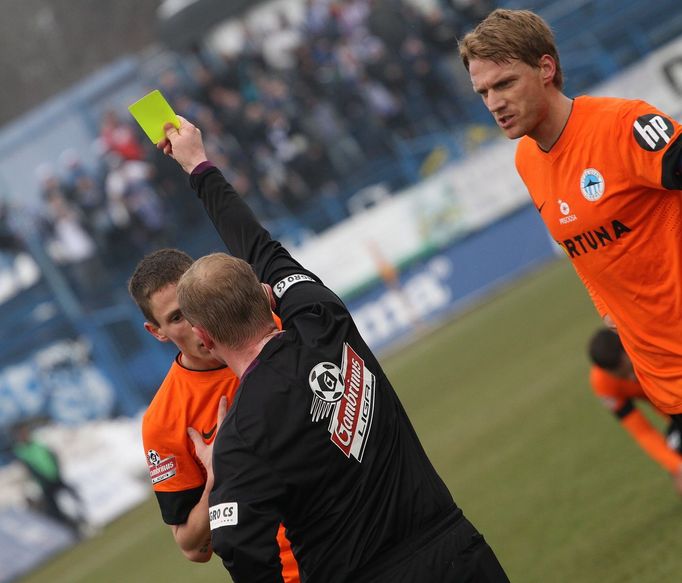 Fotbal, Gambrinus liga, Baník Ostrava - Liberec: rozhodčí Jiří Adam dává žlutou kartu