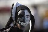 Další mexický pouliční mim, který oblékl masku. Je to součást představení, nebo se chce sám chránit?