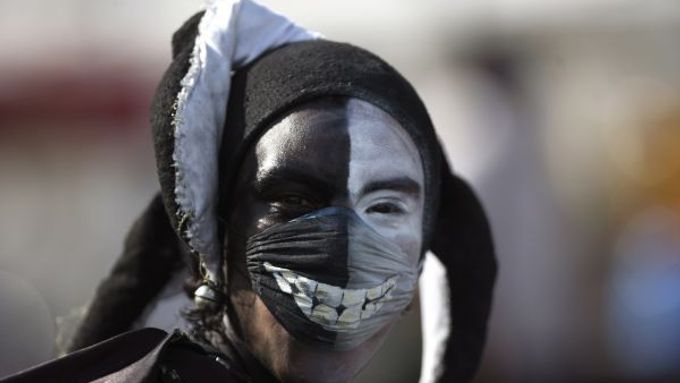 Další mexický pouliční mim, který oblékl masku. Je to součást představení, nebo se chce sám chránit?