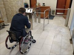 Paralympionika Jana Povýšila za turnikety na ministerstvu vnitra nepustili. Vozíčkáři mají do budovy vstup zakázán.