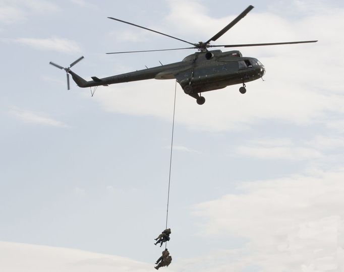 Proi teroristům vyrazil i vrtulník Mi-8