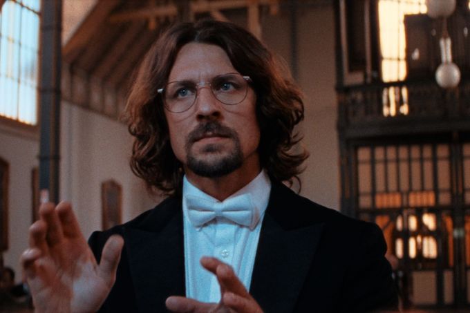 Slovenský herec Juraj Loj jako sbormistr Mácha