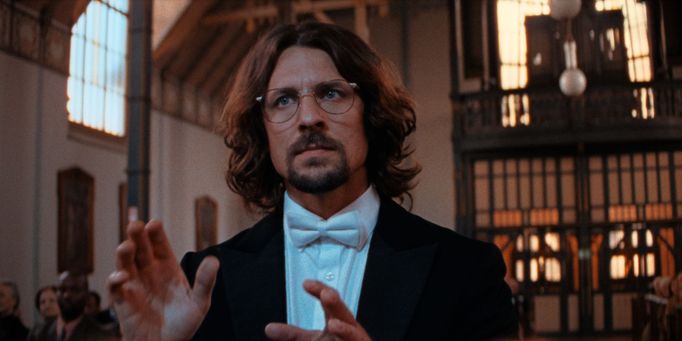 Slovenský herec Juraj Loj jako sbormistr Mácha