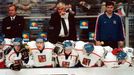 MS 1999: Martin Procházka, Radek Dvořák, Jan Hlaváč, Tomáš Vlasák, stojící zleva asistent trenéra Josef Augusta, trenér mužstva Ivan Hlinka a kustod Petr Bílek