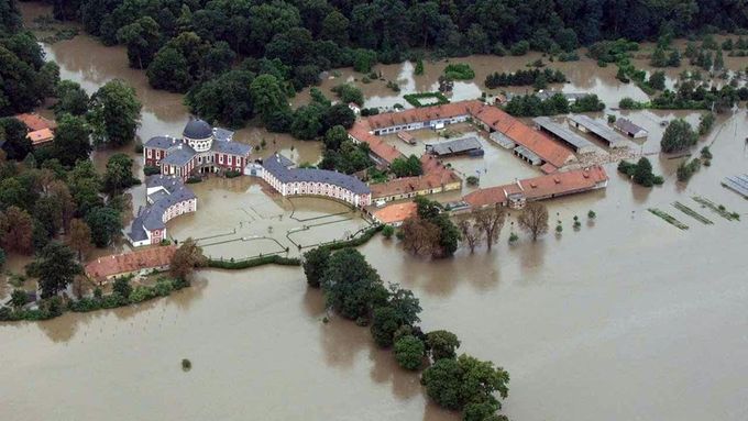 Zámek Veltrusy deset let po povodni