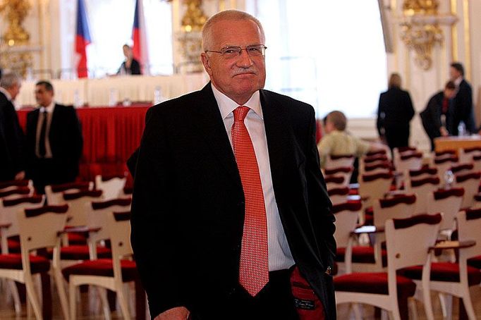 Prezident Václav Klaus odchází na obědovou pauzu.