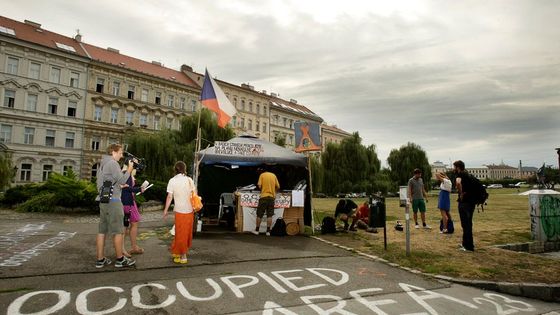 Aktivisté chtějí vybombardovat vládu. Vlaštovkami