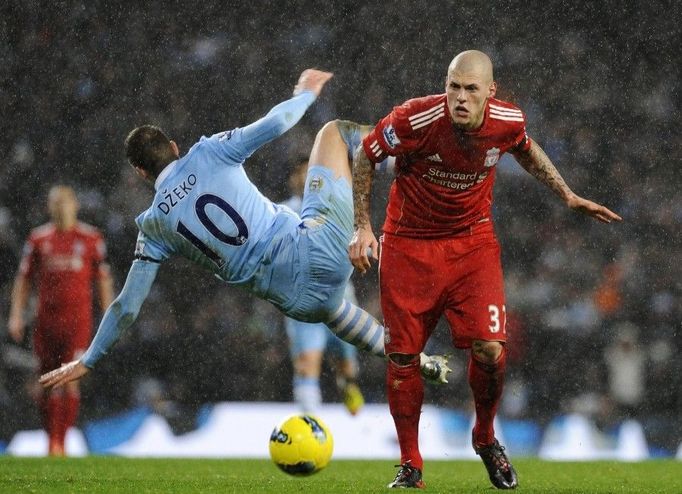 Martin Škrtel v souboji Edin Džeko