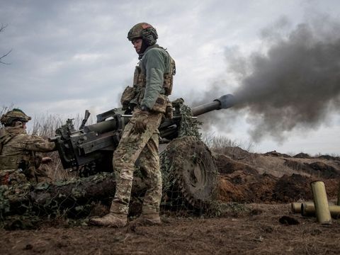 V Bachmutu vyčerpáváme síly okupantů, řekl velitel ukrajinských pozemních sil