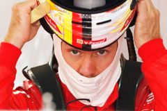 Další rána pro Vettela. V kvalifikaci v Sepangu byl poslední, Hamilton ji vyhrál