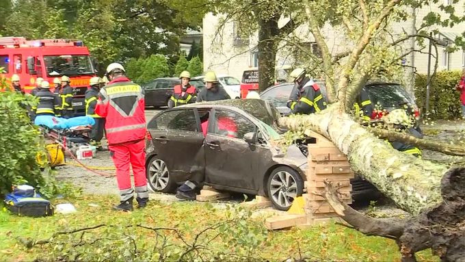 Bouře Xavier v německém Hamburku vytrhávala stromy, které padaly na auta