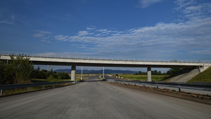 Postavili „prokletou dálnici“, ale auta na ni stále nesmí. Kvůli eko-aktivistům