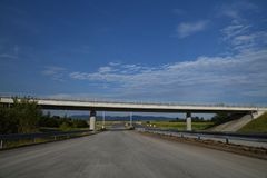 Postavili „prokletou dálnici“, auta na ni nesmí. Řeší se zádrhel u pár stovek metrů