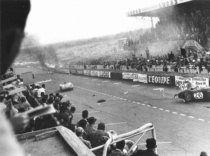 Tragédie na automobilové závodě Le Mans si v roce 1955 vyžádala 83 lidských životů.