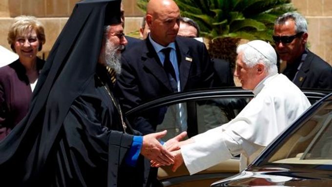 Kyperský pravoslavný arcibiskup Chrysostomos II. vítá papeže Benedikta XVI.