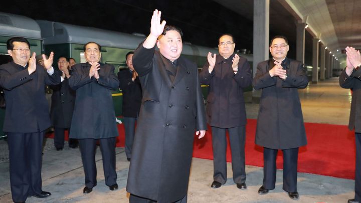 Kim Čong-un přijel obrněným vlakem do Ruska. Nabízený chléb se solí neochutnal