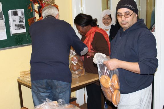 Rozdávání chleba uprchlíkům v Hamburku.