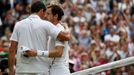 Milos Raonic a Andy Murary ve finále Wimbledonu 2016.