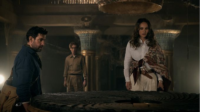 John Krasinski jako Luke, Domhnall Gleeson coby miliardář Owen Carver a Natalie Portmanová v roli Charlotte ve filmu Pramen mládí.