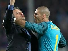 Mourinho vs brankář Barcy Victor Valdés