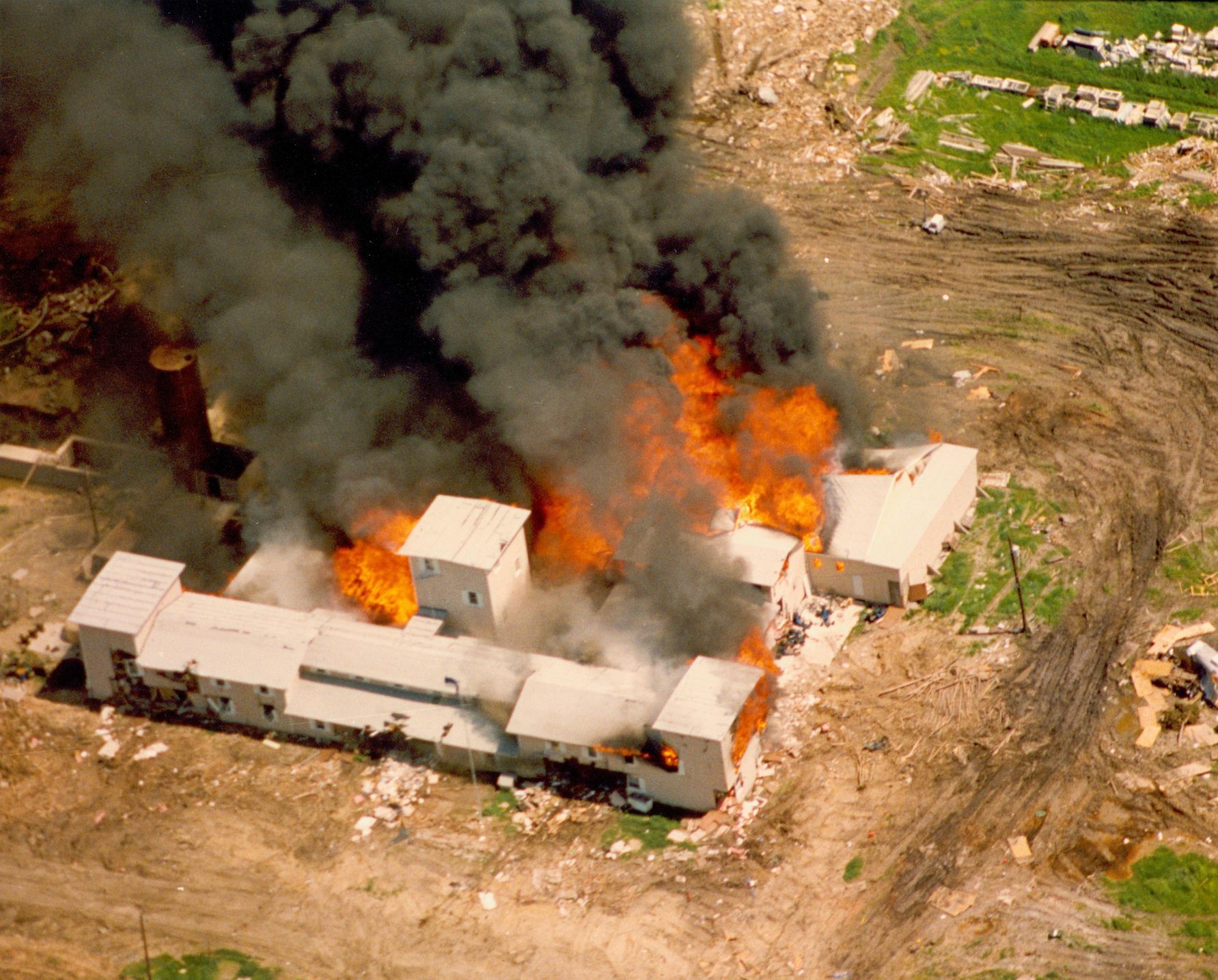Davidiáni, Waco, Texas, David Koresh, obléhání, masakr, Zahraničí, sekta, USA