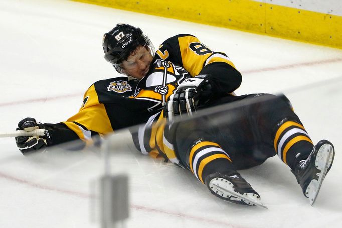 Sidney Crosby po úderu do hlavy od Matta Niskanena.