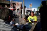 Muži hrají karty na Mariachi Plaza v Boyle Heights, což je oblast Los Angeles, kde našlo domov mnoho mexických a středoamerických přistěhovalců.