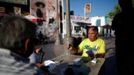 Muži hrají karty na Mariachi Plaza v Boyle Heights, což je oblast Los Angeles, kde našlo domov mnoho mexických a středoamerických přistěhovalců.