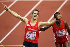 Holuša získal famózním finišem zlato, štafeta bere bronz