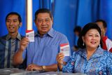 Susilo Bambang Yudhoyono, který podle předběžných průzkumů z volebních místností zvítězí, odhlasoval po boku své manželky Kristiani. Nalevo stojí syn Edi Baskoro.