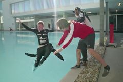 Video: Jako Red Bull v Monaku. Český tým oslavil triumf koupelí v bazénu