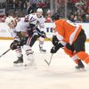 NHL v Praze, Philadelphia - Chicago: Andrew Shaw (v bílém) a Justin Braun (v oranžovém)