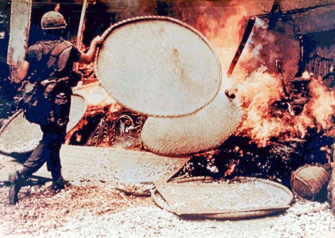 Vypalování vesnic ve Vietnamu během vietnamské války. Snímek z března roku 1968.