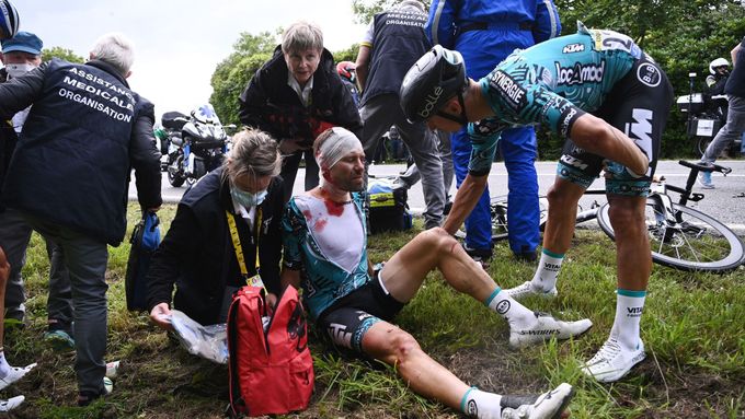 Pláč a zlámané kosti. Tour de France začala dvěma hromadnými karamboly