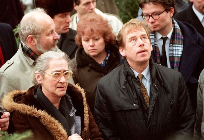 Havel s disidentkou a manželkou "otce sovětské vodíkové bomby" Jelenou Bonnerovou v únoru roku 1990 v Moskvě, u hrobu jejího mažela Andreje Sacharova.