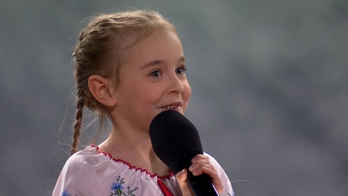 Dívka po pěveckém výkonu v krytu zazpívala ukrajinskou hymnu pro miliony Poláků