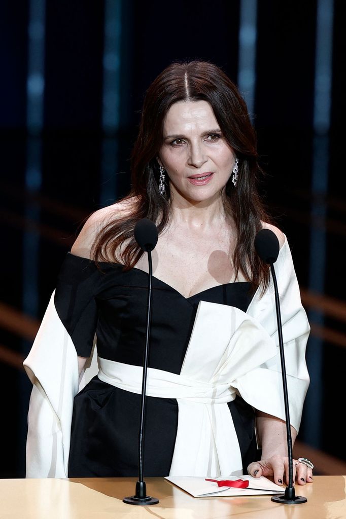 Jednu ze sošek předávala herečka Juliette Binoche.