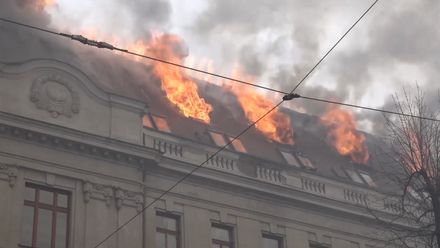 Daňový úřad v Košicích pohltily plameny. Hašení komplikuje silný vítr