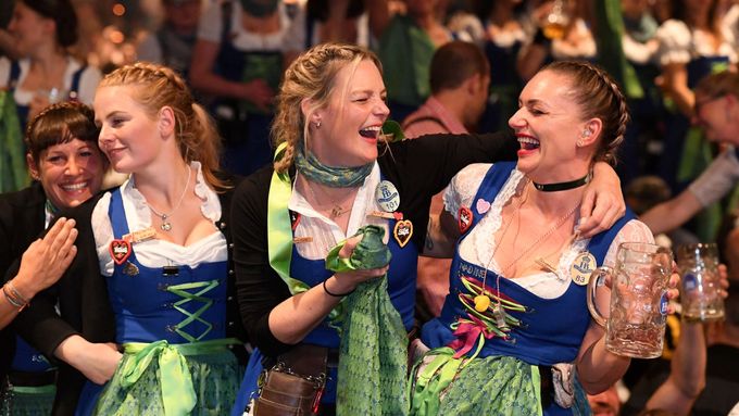Oktoberfest obrazem: Pivo teklo proudem, policie chytala opilce na koloběžkách